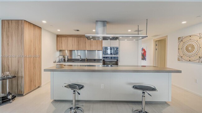 Building Photo - 1000 Brickell Plaza