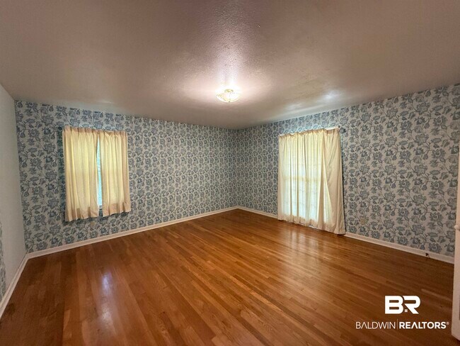 Building Photo - 110 Patrician Dr N