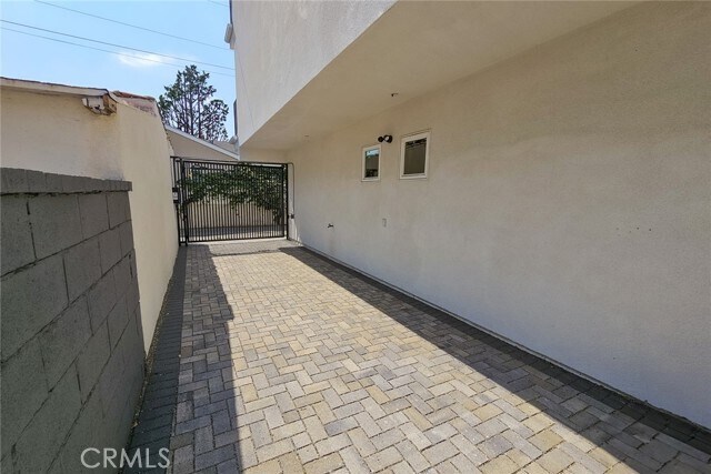 Building Photo - 2055 S Garth Ave