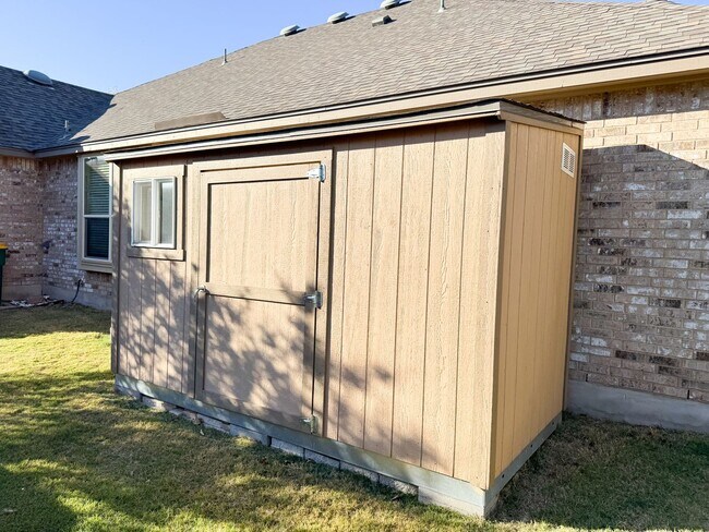 Building Photo - Popular DR Horton Sierra floor plan. 4 bed, 2 1/2 bath, 3 car garage, single story on a corner lo...