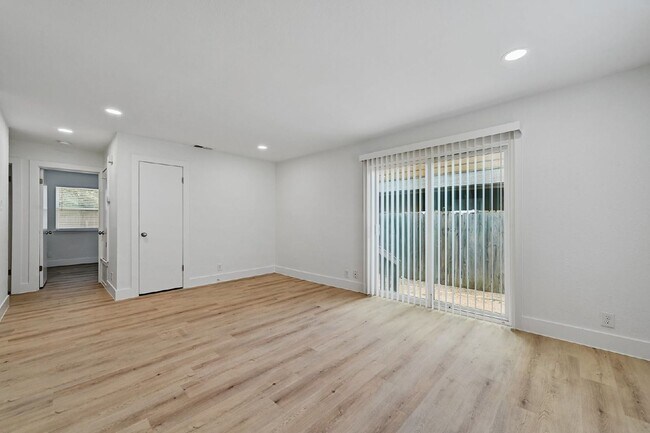 Building Photo - 2617 Ektom Dr