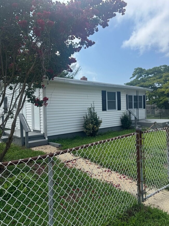 Building Photo - Recently Renovated 3 Bedroom in Atlantic C...
