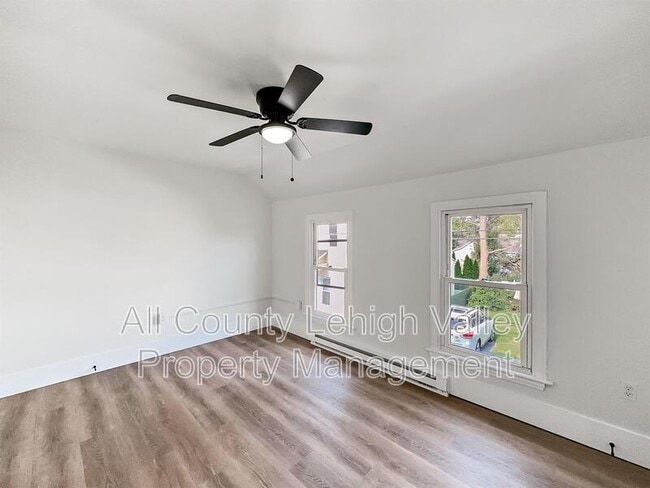 Building Photo - 122 E Goepp St
