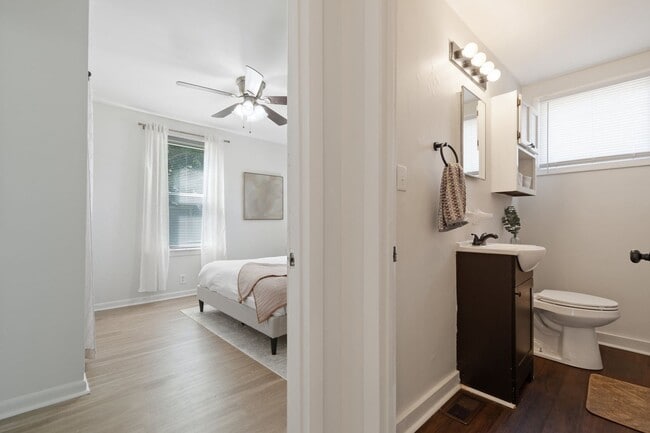 Building Photo - 2 Bed/ 1 Bath Cottage in Charlotte Park, Fenced Yard and Pet Friendly