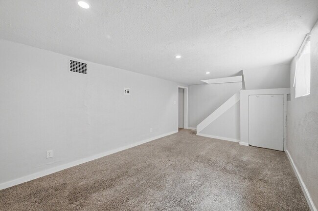 Building Photo - $2,895.95, 3-bed, 2-bath duplex in Denver with a washer and dryer and $300 off the first month's ...