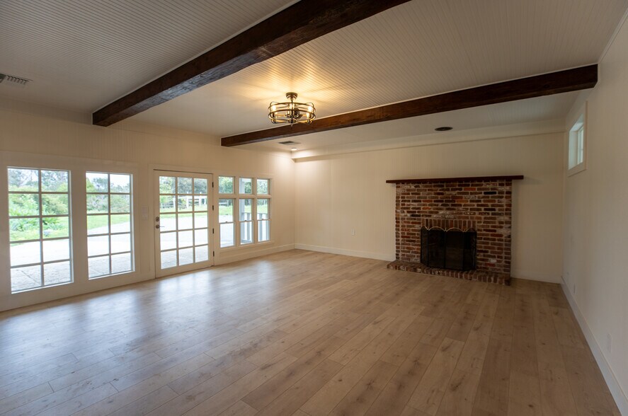 Building Photo - 384 Crazy Horse Canyon Rd