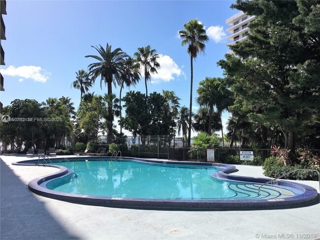 Building Photo - 1450 Brickell Bay Dr