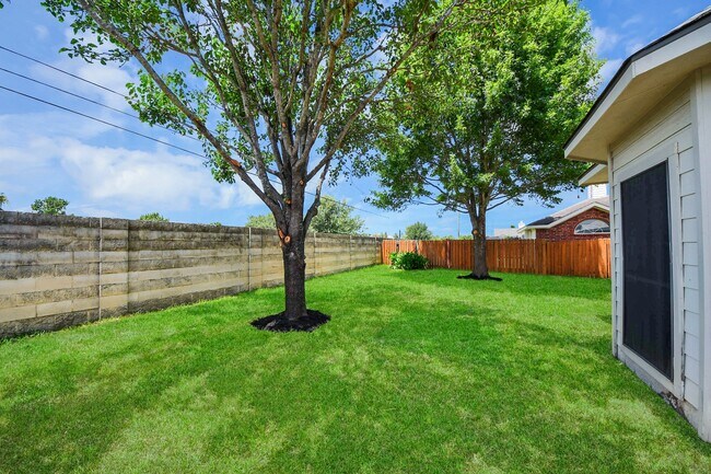 Building Photo - 10007 Adobe Dr