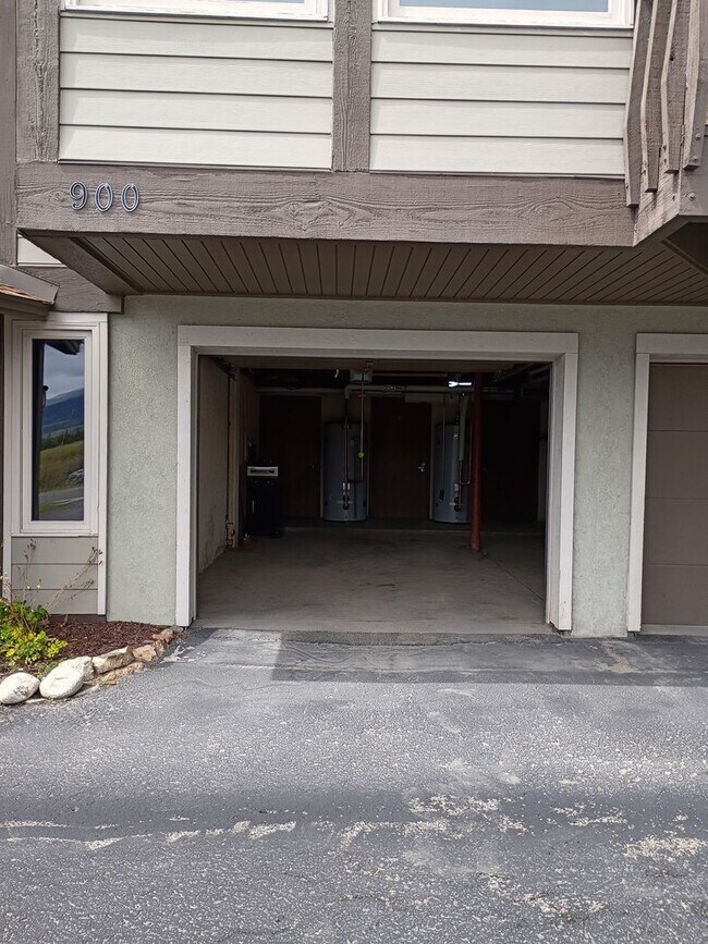 Building Photo - 900 Meadow Creek Dr