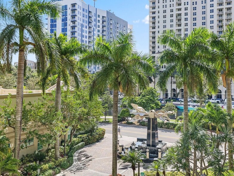 Building Photo - 347 N New River Dr E