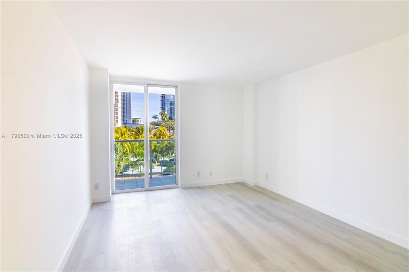 Building Photo - 100 Bayview Dr