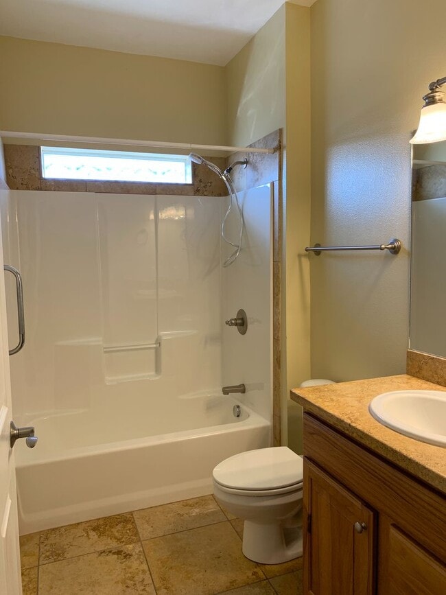 Building Photo - LARGE 3 BED 3 BATH TOWNHOME IN THE DESIRABLE POINTE NEIGHBORHOOD