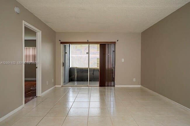Building Photo - 905 Southridge Rd