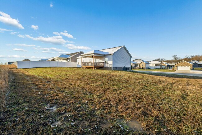 Building Photo - Quiet cut-de-sac living with country views!