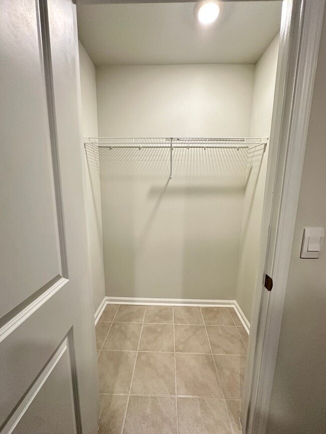 Building Photo - 4 Br/2.5 Bth in The Watergrass Community