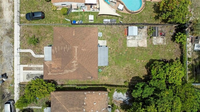 Building Photo - 2502 Funston St