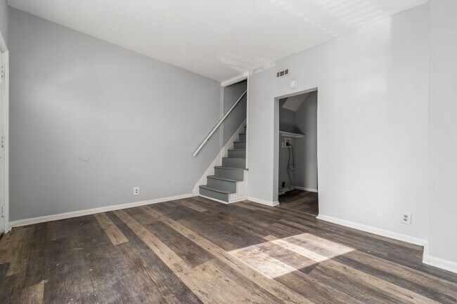 Building Photo - Freshly Updated Townhome Apartment!