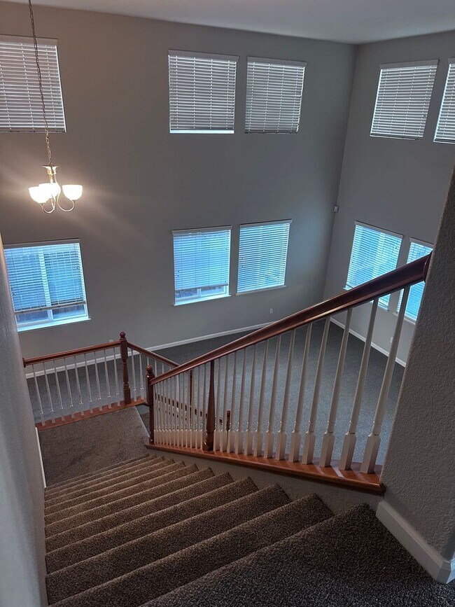 Building Photo - GORGEOUS HOME FOR RENT! NEW CARPET AND PAINT THROUGHOUT! 1 FULL BED AND BATH DOWNSTAIRS!