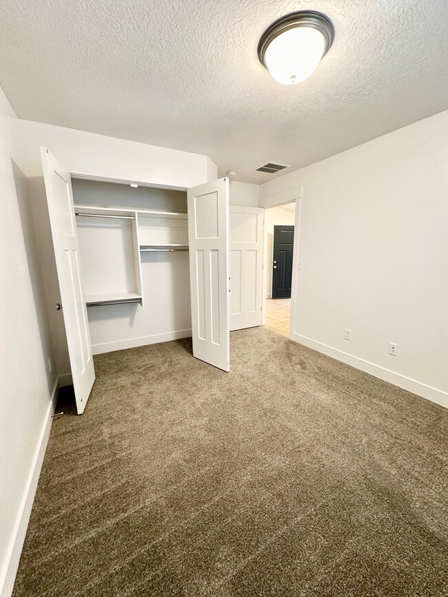 Building Photo - HC509