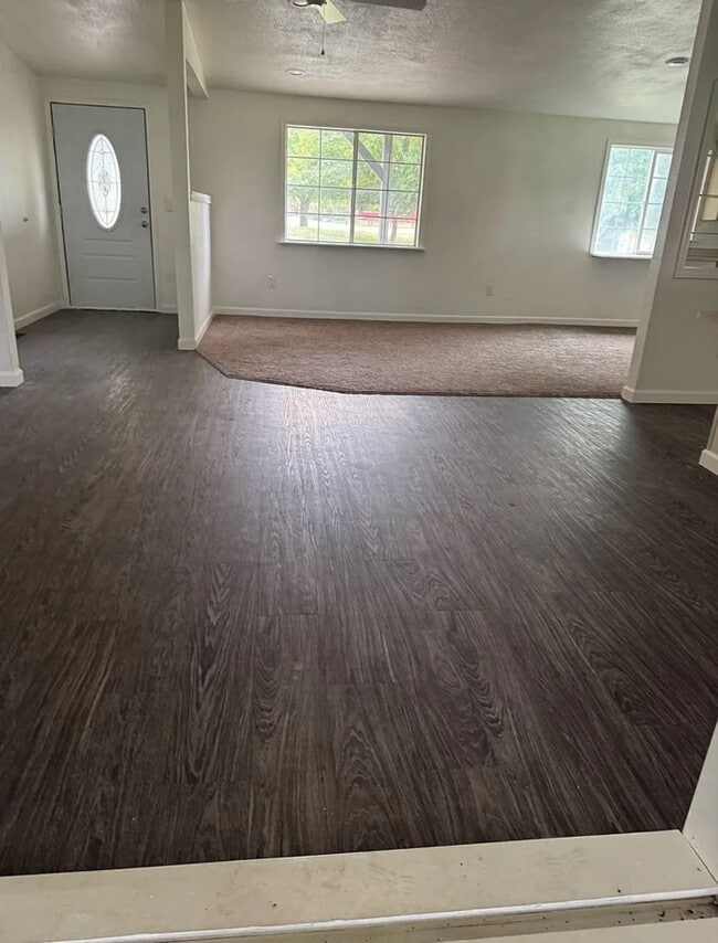 Building Photo - 3 Bedroom, 2 Bath on 1.5 acres in Hanford