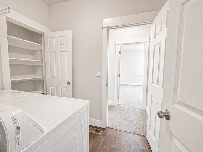 Building Photo - Spacious 3BR Home with Private Yard Near Alpenglow Park