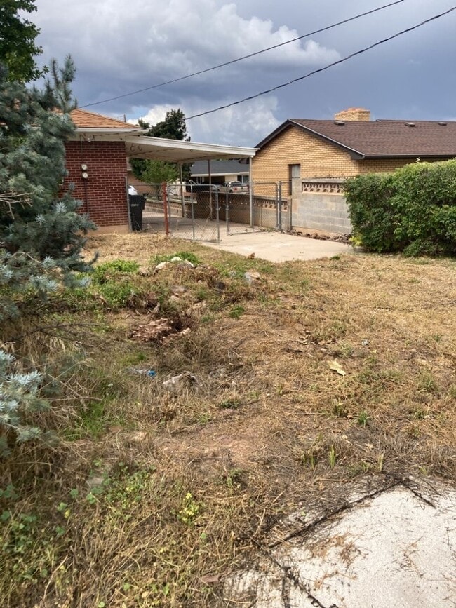 Building Photo - Move-In Bonus - 2 bed, 1 bath Basement Apa...