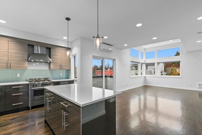 Building Photo - Stunning Modern Air-Conditioned in Coveted...