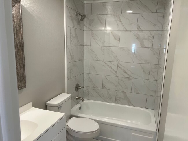 Building Photo - 3 Bed 1 Bath Home