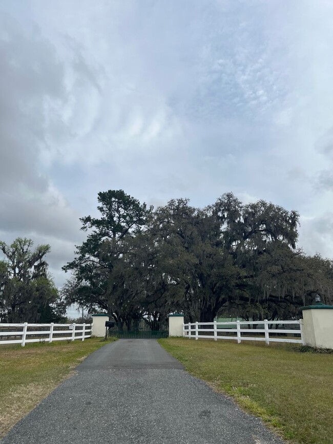 Building Photo - 4/3 Ocala HITS Stalls/RV Hook-Ups/Paddocks...