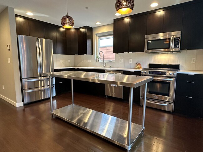 Building Photo - Beacon Hill Townhouse