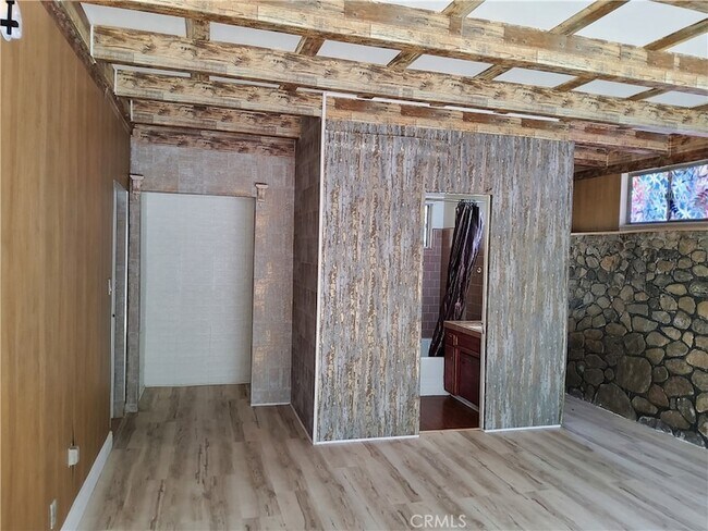 Building Photo - 10630 Hillhaven Ave