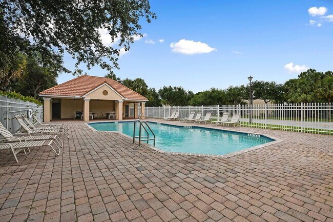 Building Photo - Spacious 3BR Townhome in Gated Villa Palma | Garage | Community Pool