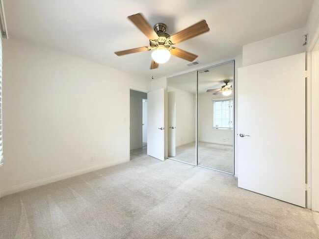 Building Photo - Centrally Located Single Level in Oceanside!