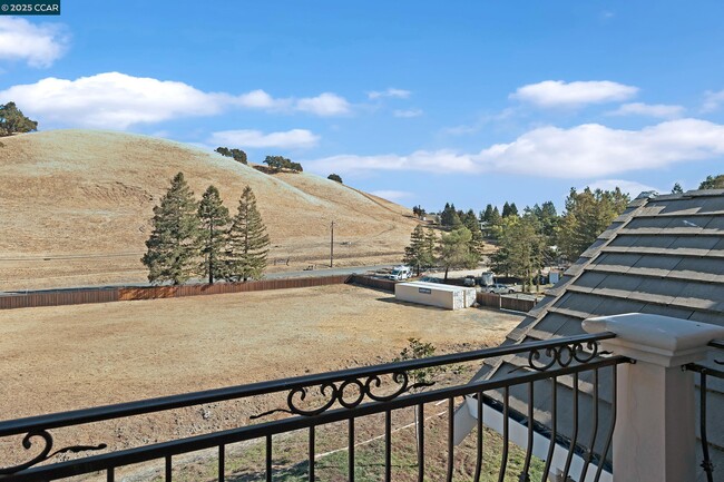 Building Photo - 2495 Reliez Valley Rd