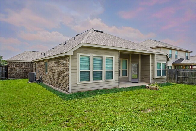 Building Photo - Beautiful Potranco Run Home with 3-Car Garage - Realtor Commission: $750