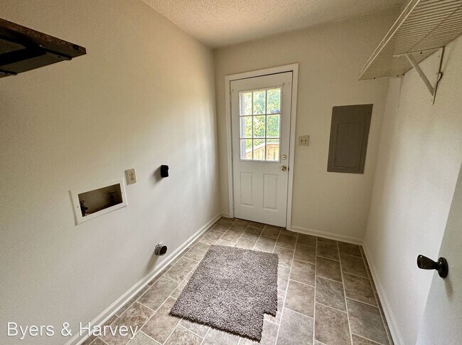 Building Photo - 3 br, 2 bath House - 1330 Courtney Drive