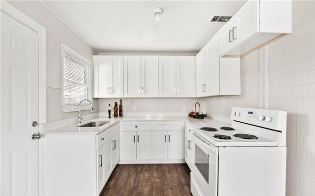 Building Photo - Updated 4-bedroom 2-bathroom home!  Housing accepted!!