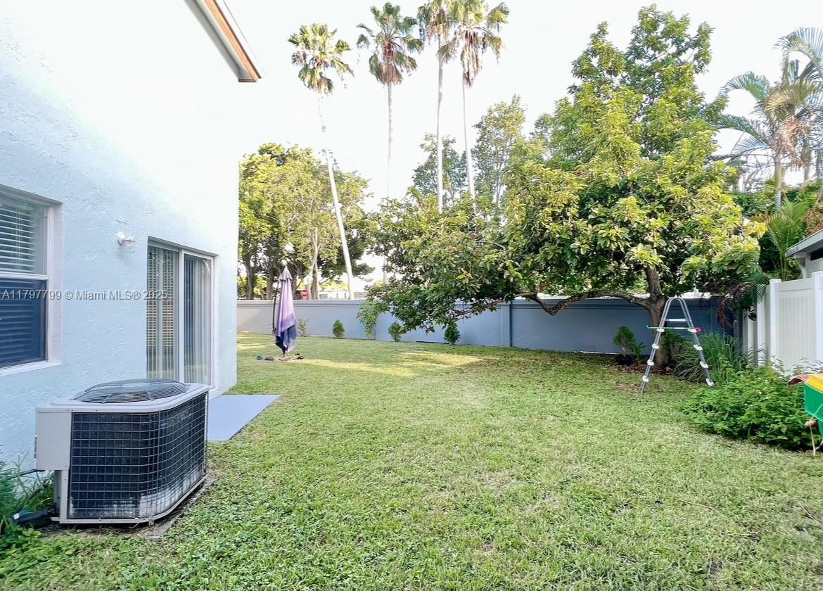 Building Photo - 6450 Fern St
