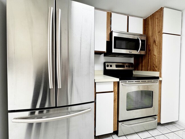 Building Photo - Large 2/2 in Heart of Waikiki with Central A/C & Utilities Included