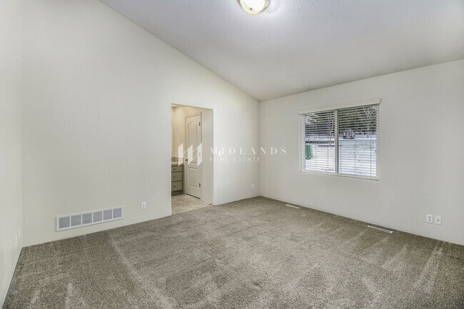 Building Photo - Luxury Duplex in Shadow View