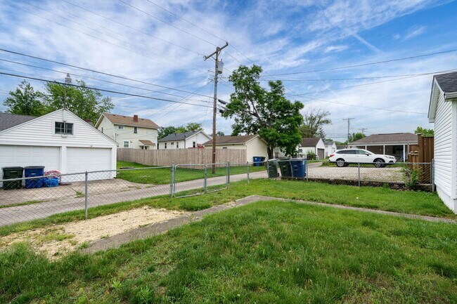 Building Photo - 2634 Wayland Ave