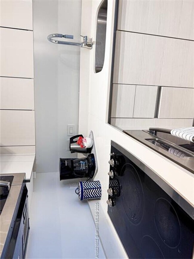 Building Photo - 2600 E Hallandale Beach Blvd