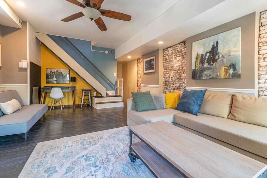 Primary Photo - 1136 Rodman St