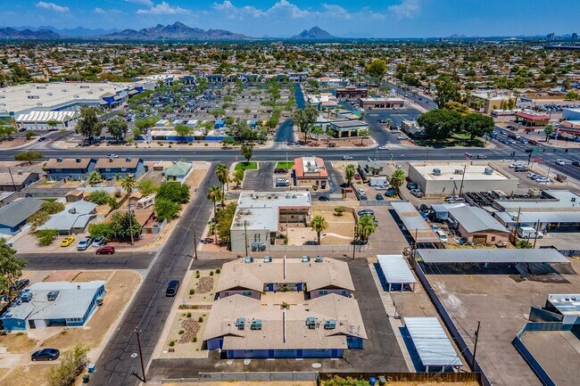 Building Photo - Fully remodeled Casita style apartment hom...