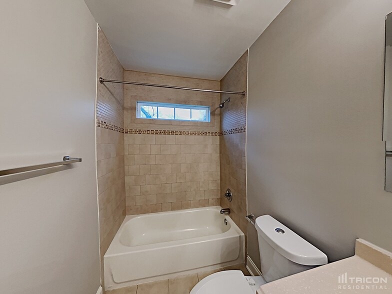 Building Photo - 3226 Draper Ave
