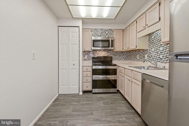 Building Photo - 7640 Provincial Dr