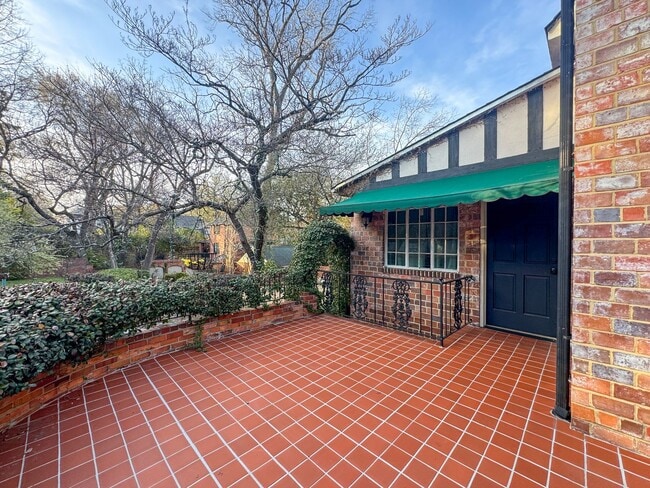 Building Photo - Stunning 4 Bed 4 Bath Haymount Home