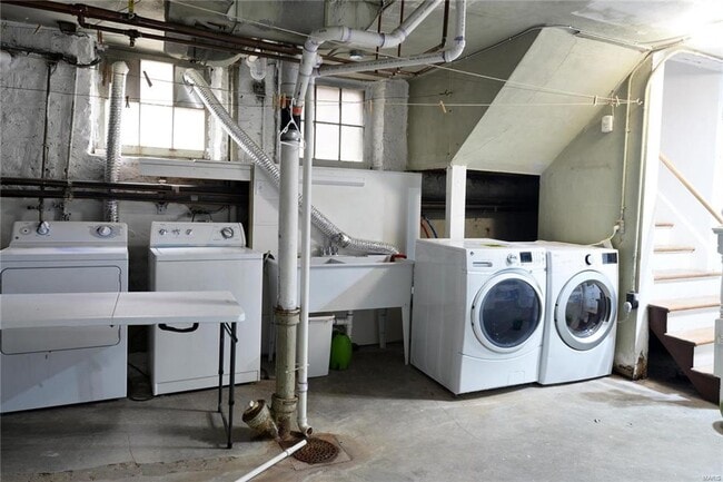 Building Photo - 7572-74 York