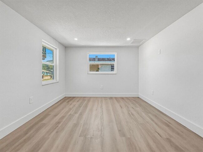 Building Photo - Spacious and Updated Home in Tampa! Move-in Ready | 2bed-1bath