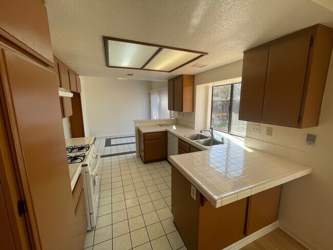 Building Photo - LARGE 4 BEDROOM 3 BATHROOM HOME IN MORENO VALLEY WITH LARGE YARD!